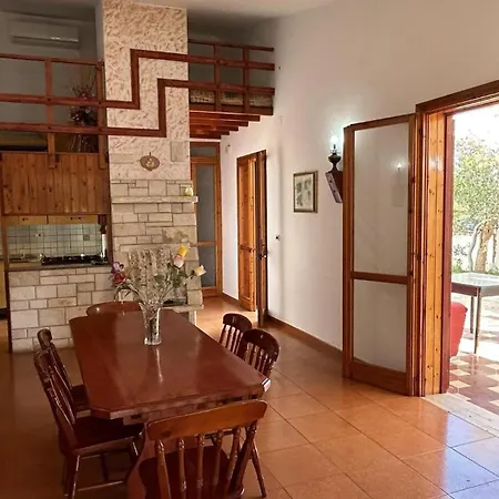Mimina Con Barbecue E Parcheggio